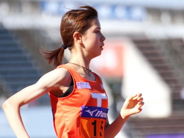 日本女大学生5000米成绩远超我国冠军选手，她的跑姿成为争议焦点！
